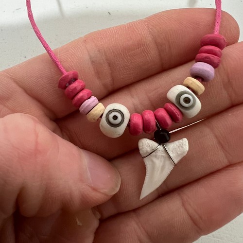 Collana con ciondolo dente - , di