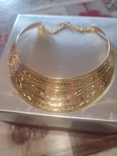 Collana girocollo rigida
