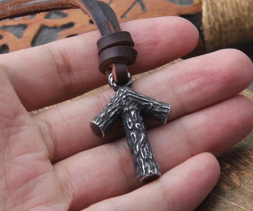 Collana con ciondolo runa
